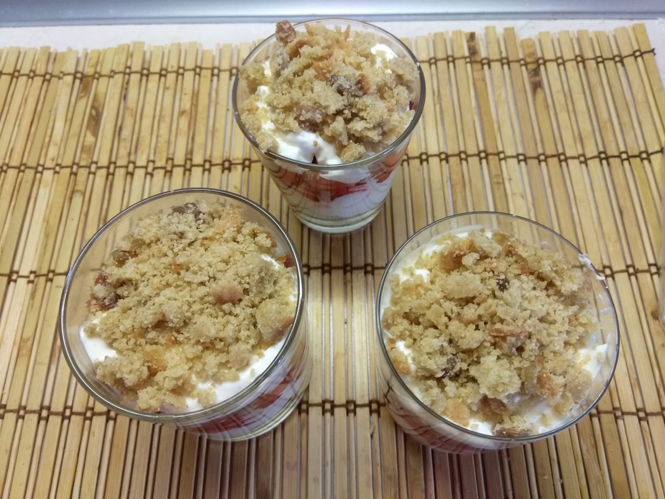 Десерт с печеньем, сливочным сыром и апельсинами