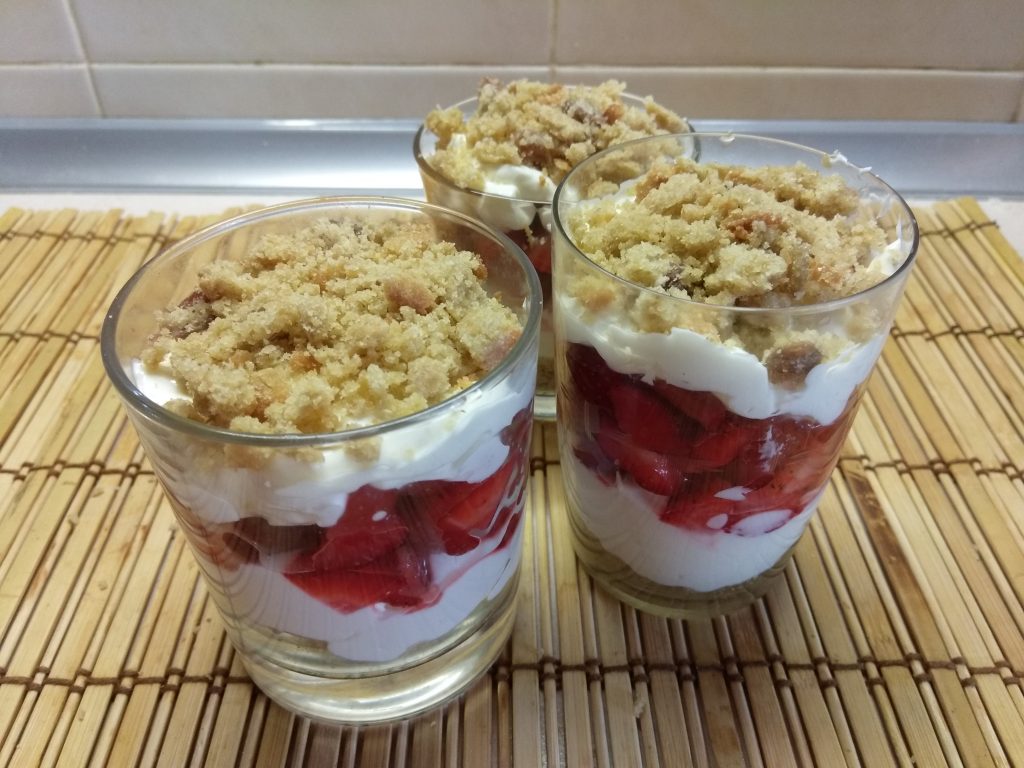 Летний десерт с клубникой, овсяным печеньем и мягким сыром