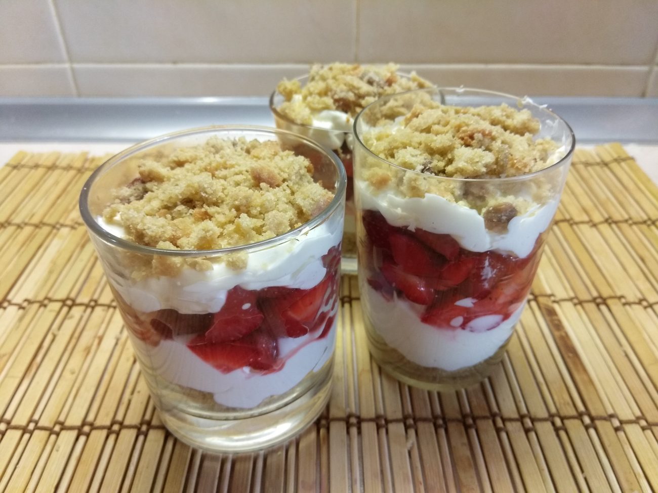 Малиновый десерт с овсяным печеньем и творогом