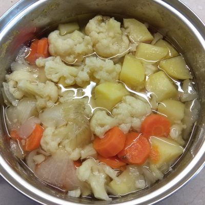 Фото рецепта - Крем-суп из цветной капусты с куркумой - шаг 3