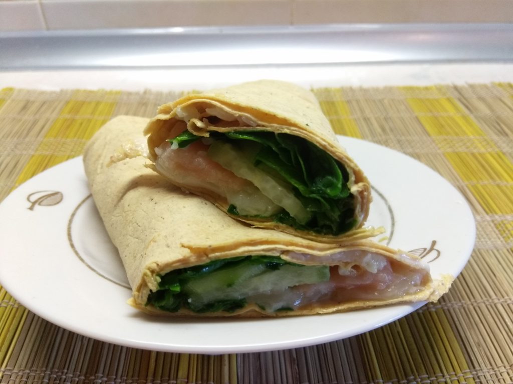 Шаурма с шпинатом, лососем и сыром асьяго