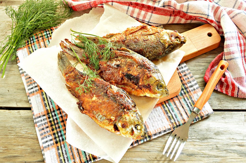 Караси, жаренные на сковороде с морковью и луком