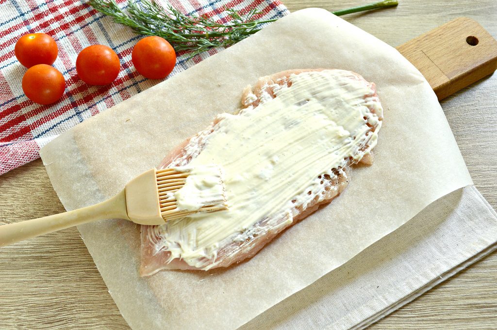 Фото рецепта - Отбивная из куриной грудки в духовке с сыром и черри - шаг 3