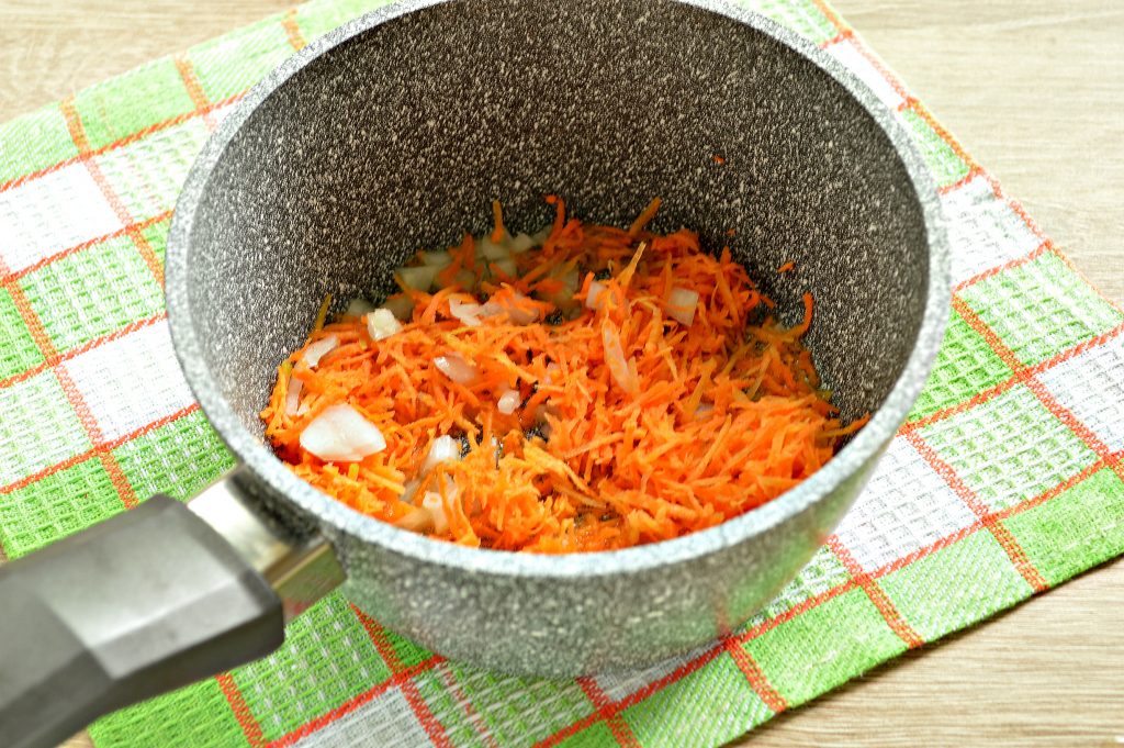 Фото рецепта - Рассольник с курицей с маринованными огурчиками - шаг 4