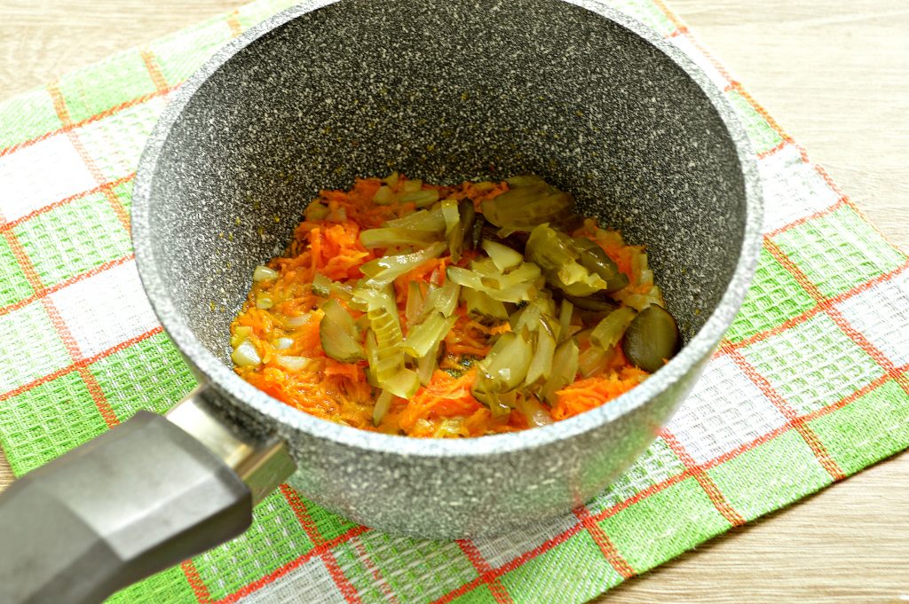 Фото рецепта - Рассольник с курицей с маринованными огурчиками - шаг 5