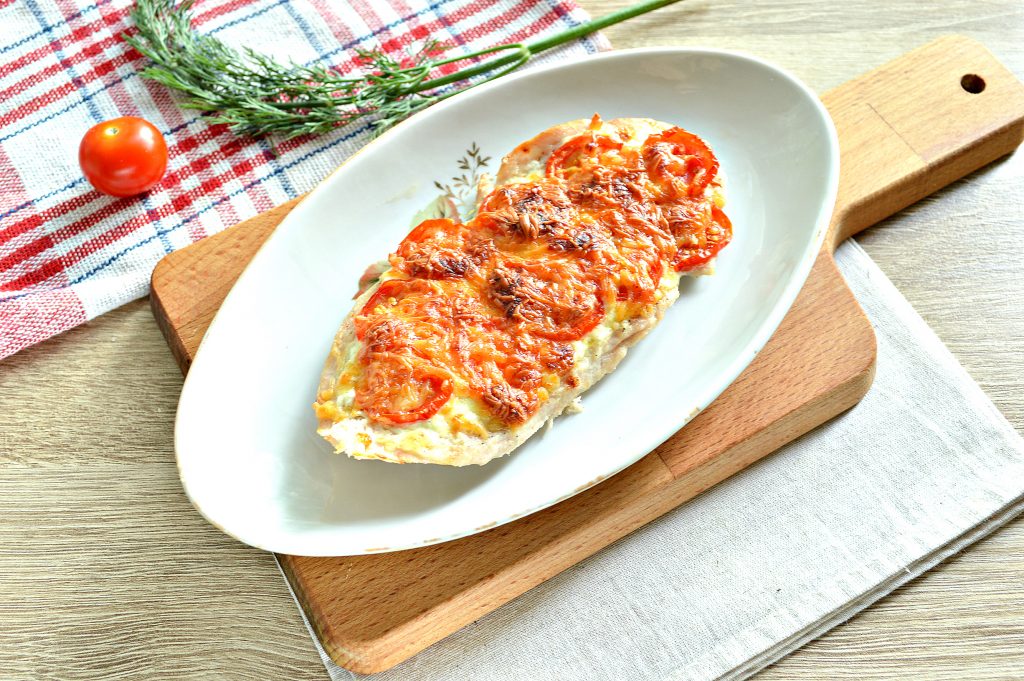 Фото рецепта - Отбивная из куриной грудки в духовке с сыром и черри - шаг 6