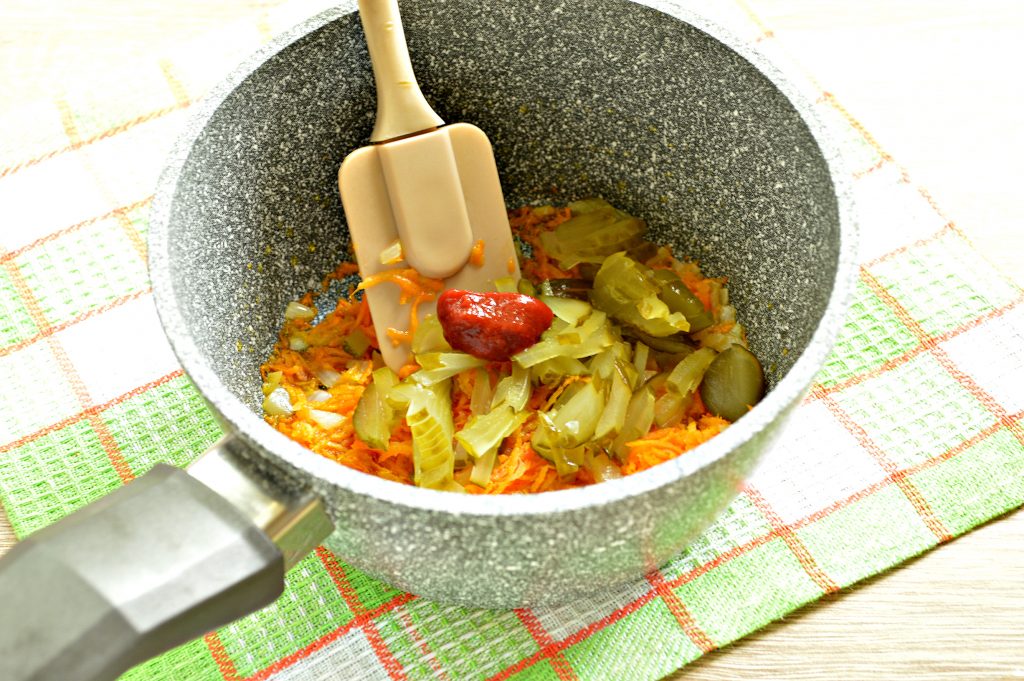 Фото рецепта - Рассольник с курицей с маринованными огурчиками - шаг 6