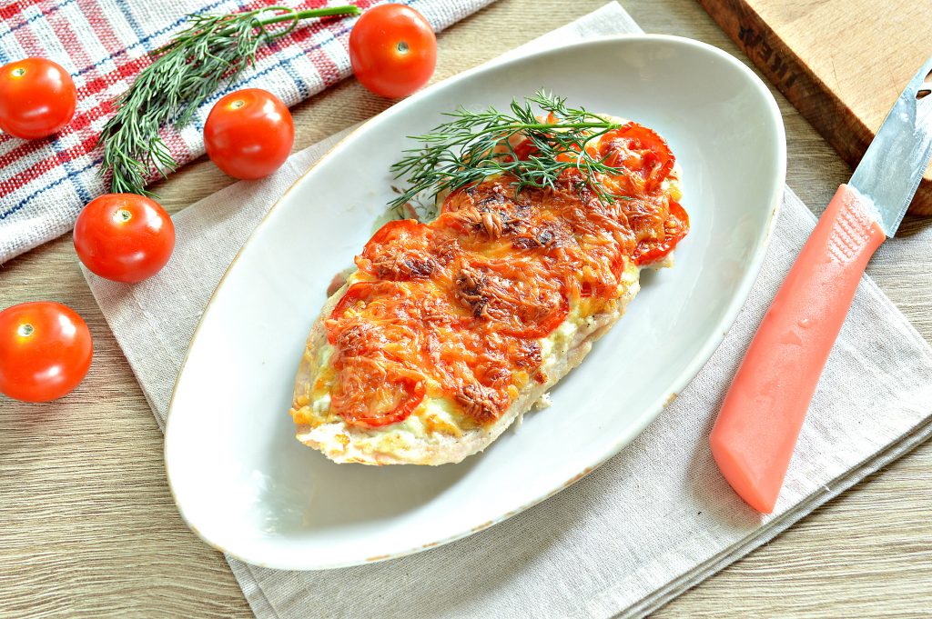 Отбивная из куриной грудки в духовке с сыром и черри