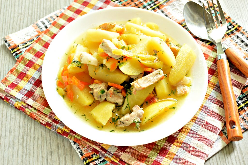 Молодой картофель, тушеный со свининой и овощами