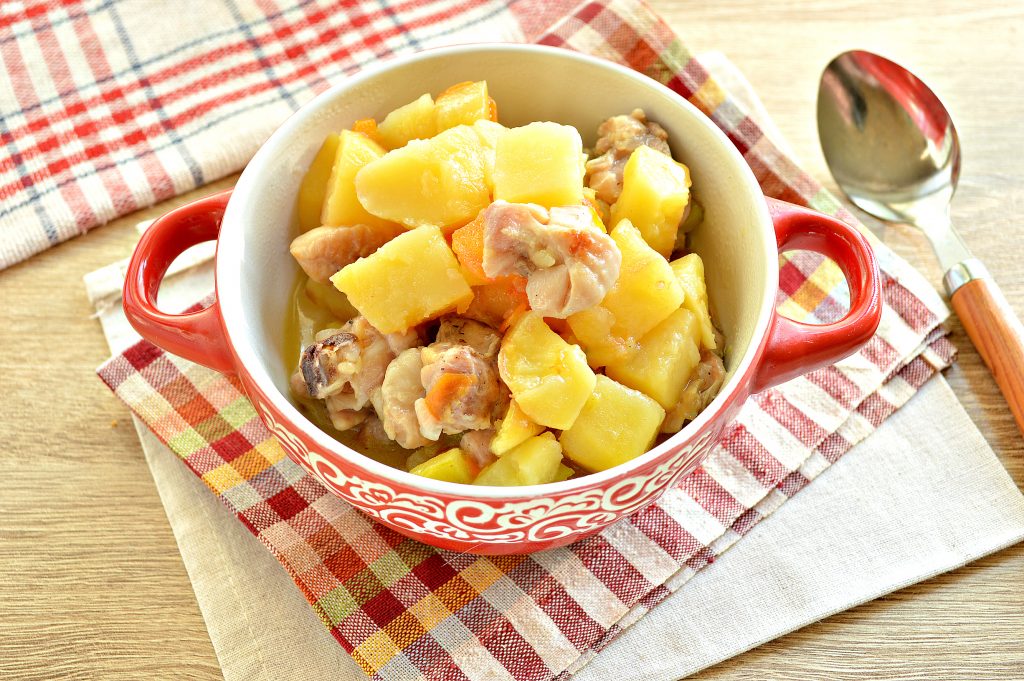 Курица, тушенная с кабачками и картофелем