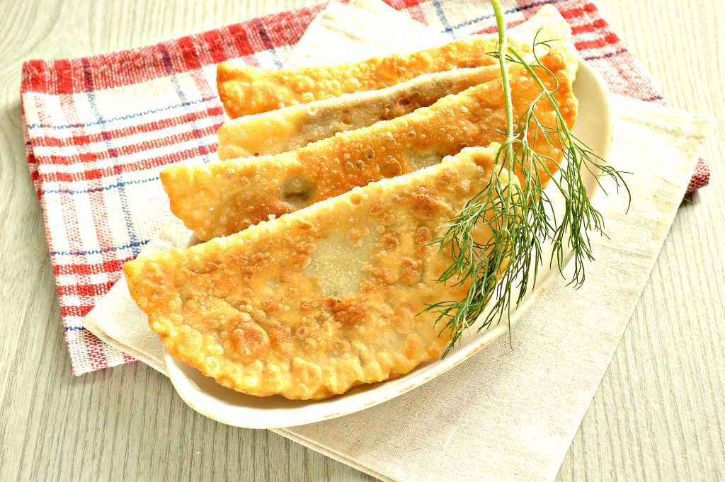 Чебуреки с мясной начинкой на заварном тесте