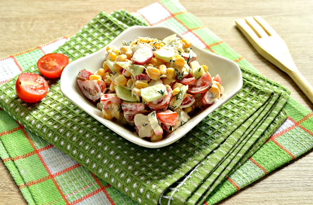 Салат с крабовыми палочками, черри и кукурузой