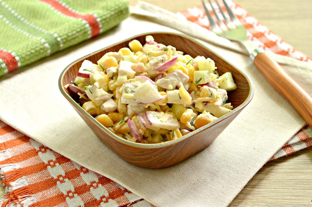 Куриный салат с кукурузой и редиской
