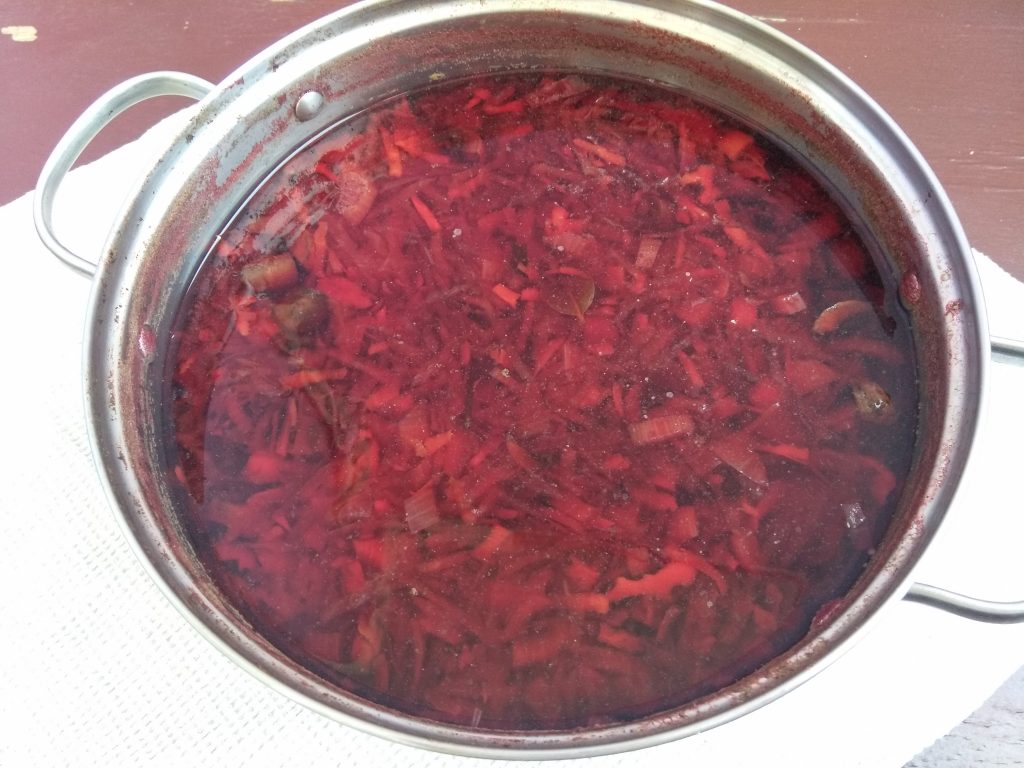 Фото рецепта - Красный борщ с черной фасолью и шампиньонами - шаг 5