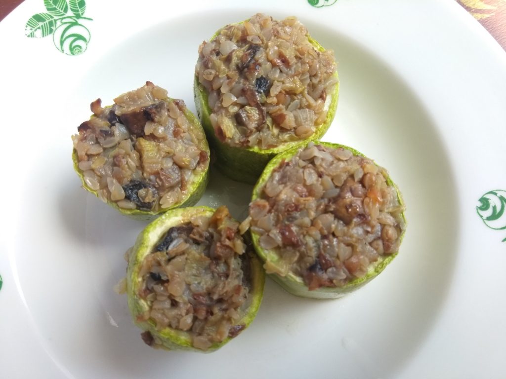 Кабачки, фаршированные гречкой и шампиньонами