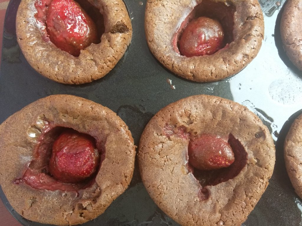 Шоколадные кексы с клубникой