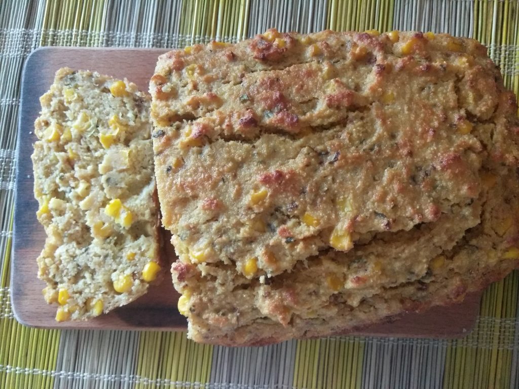 Кекс из кукурузной крупы и консервированной кукурузы