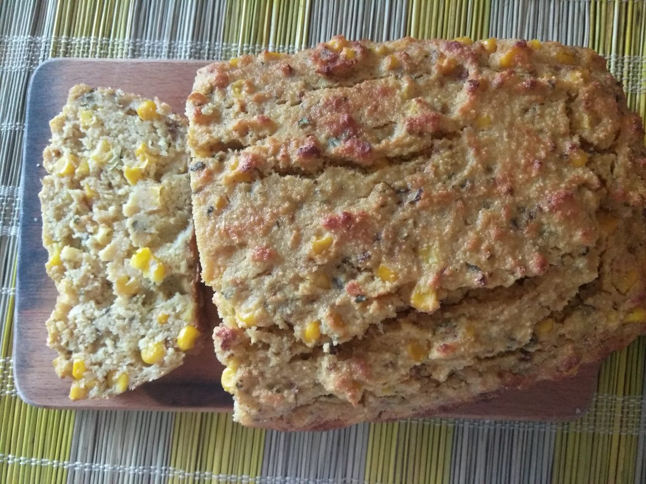 Кекс из кукурузной крупы и консервированной кукурузы