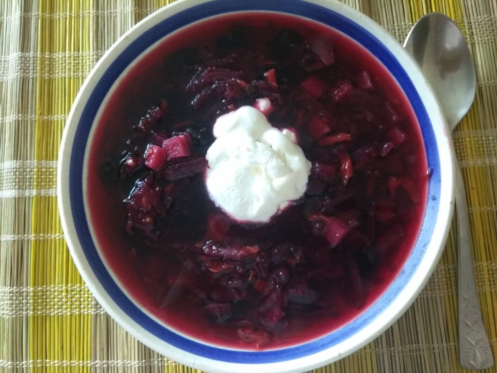 Красный борщ с черной фасолью и шампиньонами