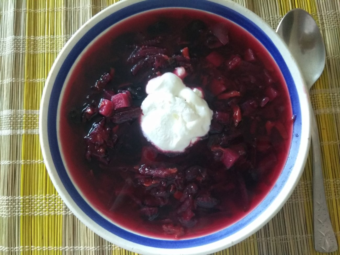 Красный борщ с черной фасолью и шампиньонами
