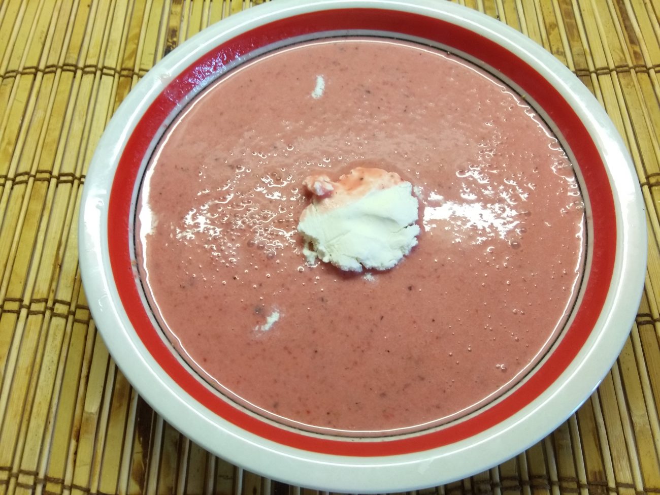 Клубничный суп на кунжутном молоке