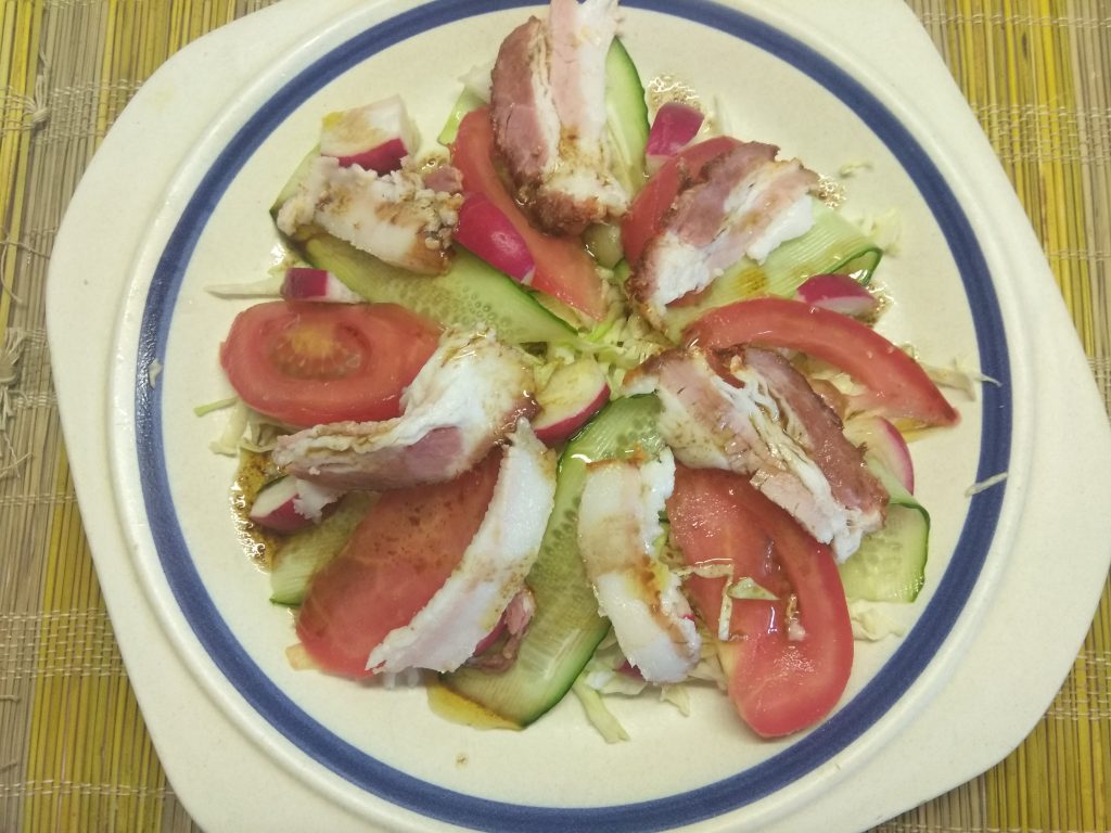 Овощной салат с беконом