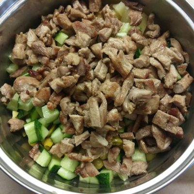 Фото рецепта - Салат с манго, ананасами, оливками и индейкой - шаг 5