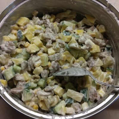 Фото рецепта - Салат с манго, ананасами, оливками и индейкой - шаг 5