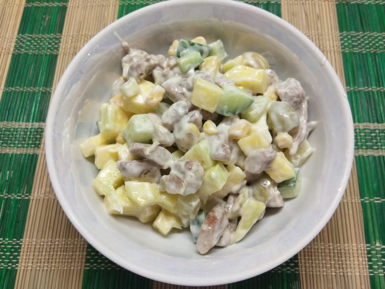 Салат с манго, ананасами, оливками и индейкой
