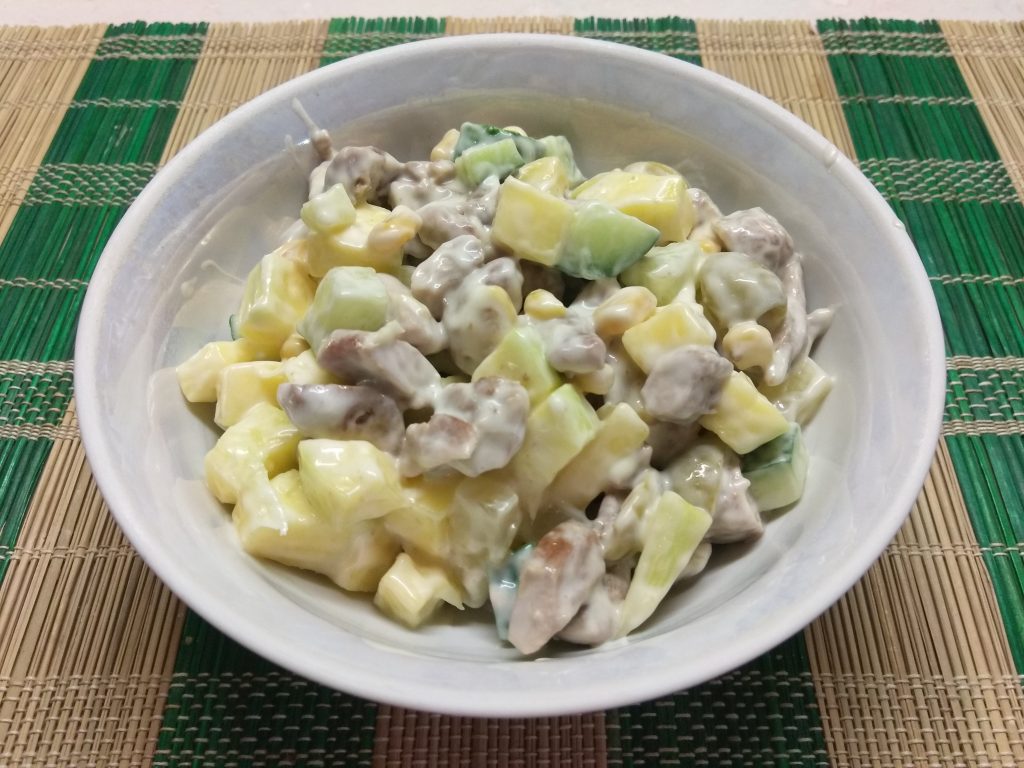Фото рецепта - Салат с манго, ананасами, оливками и индейкой - шаг 6