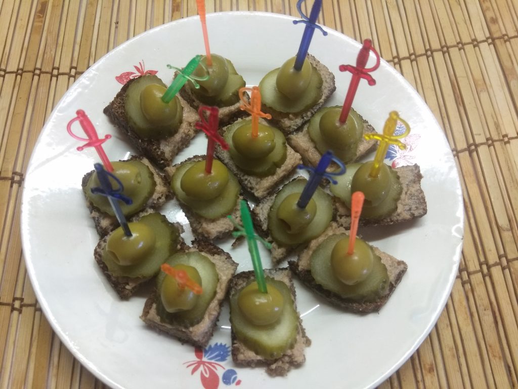 Канапе с печенью трески, солеными огурцами и оливками