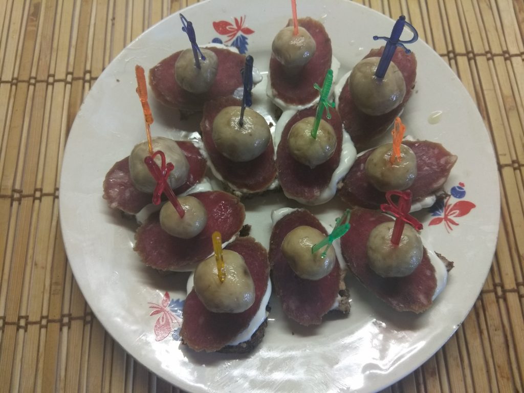 Канапе с крем-сыром, колбасой из конины и маринованными шампиньонами