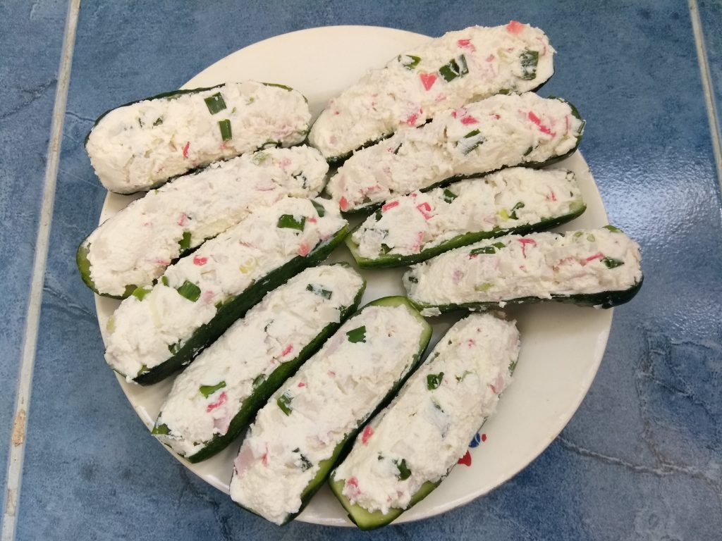 Фото рецепта - Закуска-салат: фаршированные огурцы с творогом и крабами - шаг 6