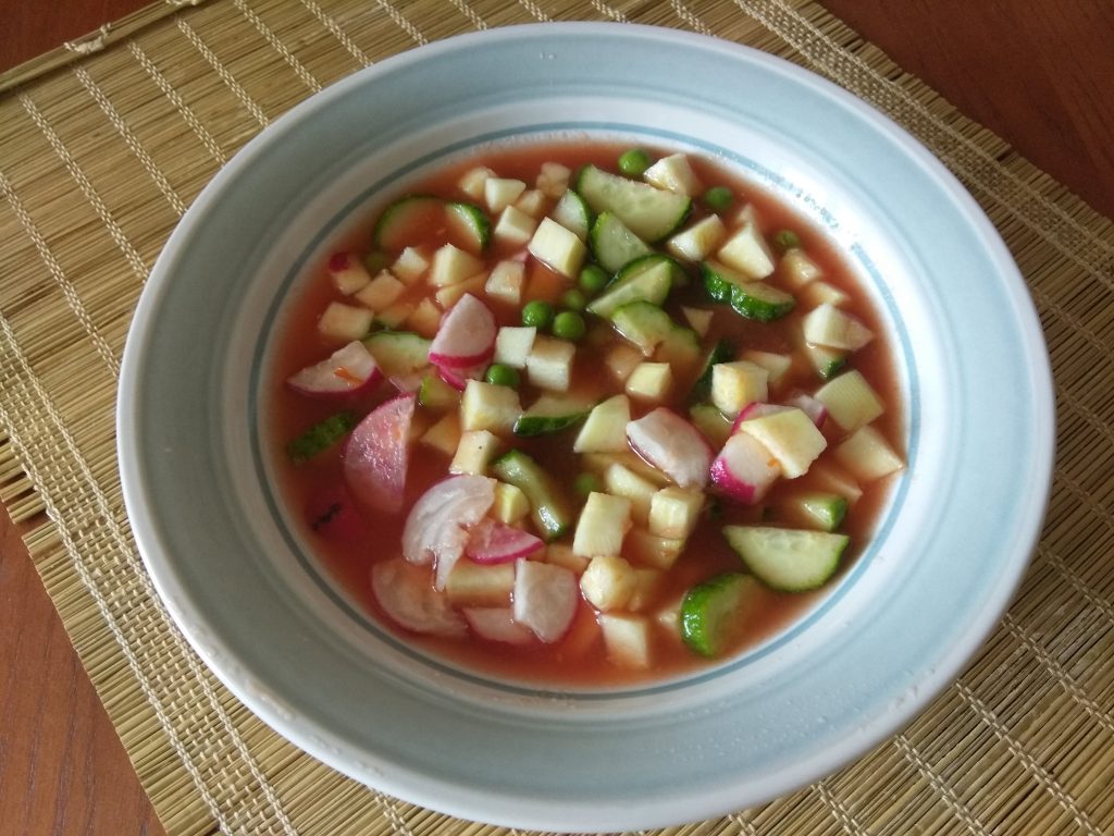 Холодный томатный суп с овощами