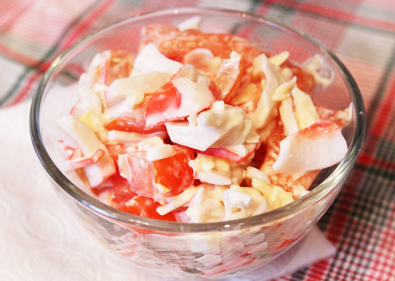 Крабовый салат с томатами и сыром