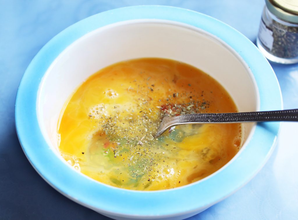 омлет с кабачком и сыром на сковороде рецепт классический. omlet s kabachkami i syrom1. омлет с кабачком и сыром на сковороде рецепт классический фото. омлет с кабачком и сыром на сковороде рецепт классический-omlet s kabachkami i syrom1. картинка омлет с кабачком и сыром на сковороде рецепт классический. картинка omlet s kabachkami i syrom1. Утром каждая минута на счету, поэтому готовить надо очень быстро. Отличным вариантом в таком случае может быть омлет с кабачками. Сытно, вкусно и полезно — то, что надо для хорошего начала дня. Рассказываем 15 самых вкусных рецептов!
