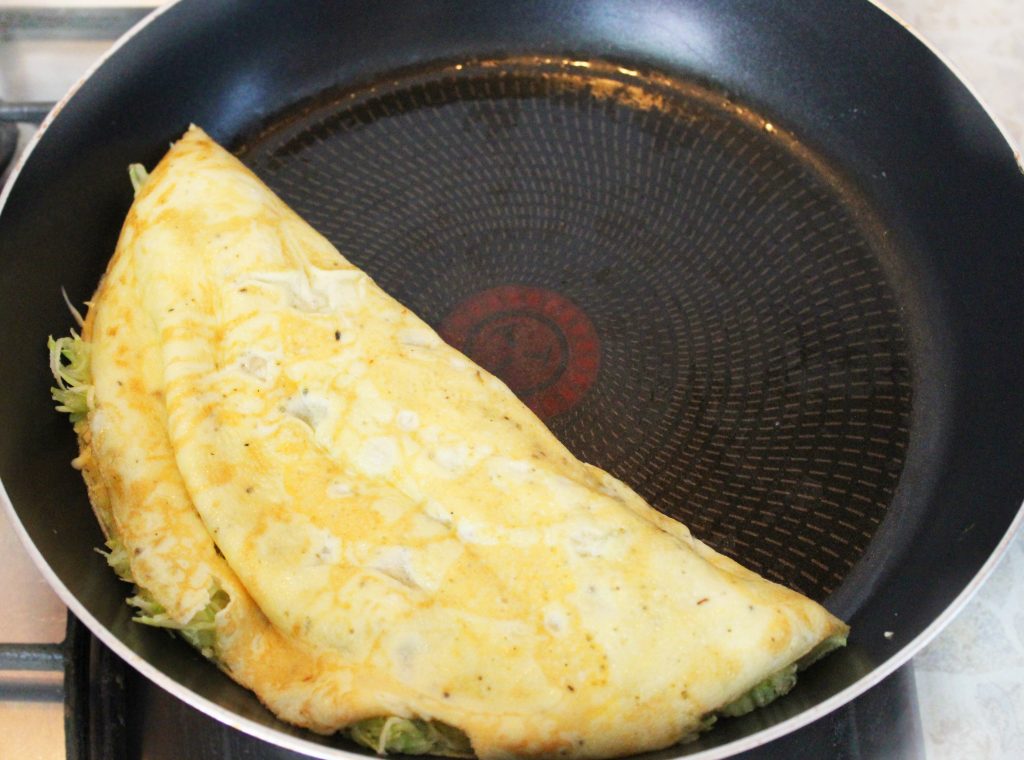 омлет с кабачком и сыром на сковороде рецепт классический. omlet s kabachkami i syrom6. омлет с кабачком и сыром на сковороде рецепт классический фото. омлет с кабачком и сыром на сковороде рецепт классический-omlet s kabachkami i syrom6. картинка омлет с кабачком и сыром на сковороде рецепт классический. картинка omlet s kabachkami i syrom6. Утром каждая минута на счету, поэтому готовить надо очень быстро. Отличным вариантом в таком случае может быть омлет с кабачками. Сытно, вкусно и полезно — то, что надо для хорошего начала дня. Рассказываем 15 самых вкусных рецептов!