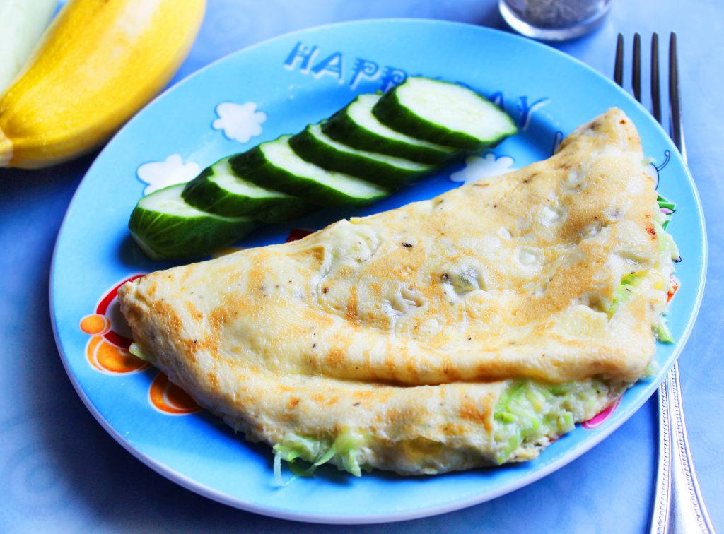 омлет с кабачком и сыром на сковороде рецепт классический. omlet s kabachkami i syrom7. омлет с кабачком и сыром на сковороде рецепт классический фото. омлет с кабачком и сыром на сковороде рецепт классический-omlet s kabachkami i syrom7. картинка омлет с кабачком и сыром на сковороде рецепт классический. картинка omlet s kabachkami i syrom7. Утром каждая минута на счету, поэтому готовить надо очень быстро. Отличным вариантом в таком случае может быть омлет с кабачками. Сытно, вкусно и полезно — то, что надо для хорошего начала дня. Рассказываем 15 самых вкусных рецептов!