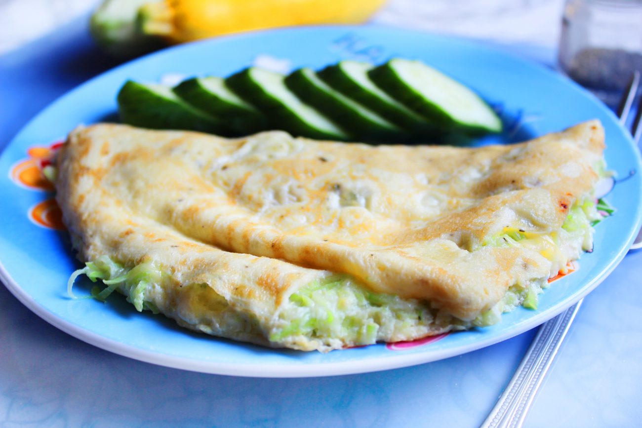 омлет с кабачком и сыром на сковороде рецепт классический. omlet s kabachkami i syrom8. омлет с кабачком и сыром на сковороде рецепт классический фото. омлет с кабачком и сыром на сковороде рецепт классический-omlet s kabachkami i syrom8. картинка омлет с кабачком и сыром на сковороде рецепт классический. картинка omlet s kabachkami i syrom8. Утром каждая минута на счету, поэтому готовить надо очень быстро. Отличным вариантом в таком случае может быть омлет с кабачками. Сытно, вкусно и полезно — то, что надо для хорошего начала дня. Рассказываем 15 самых вкусных рецептов!
