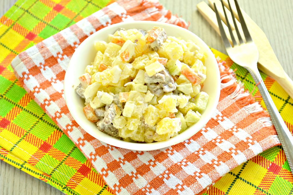 Мясной салат со свежим огурцом и вареными овощами