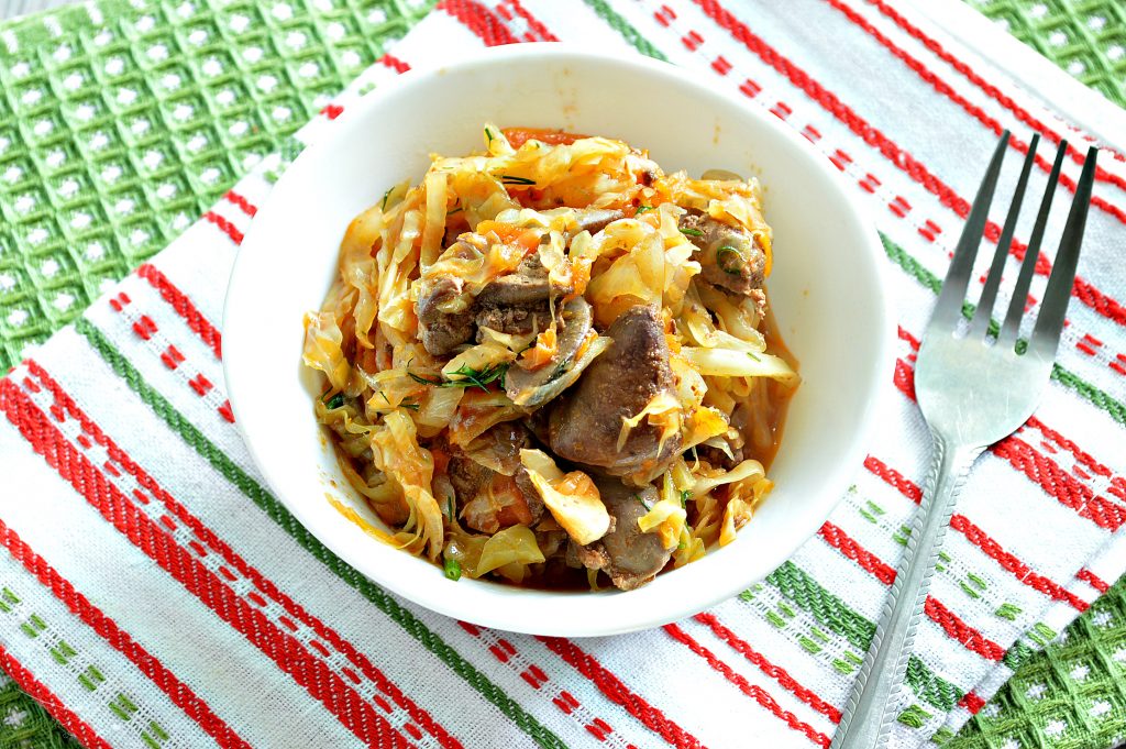 Солянка из капусты, тушеная с куриной печенью