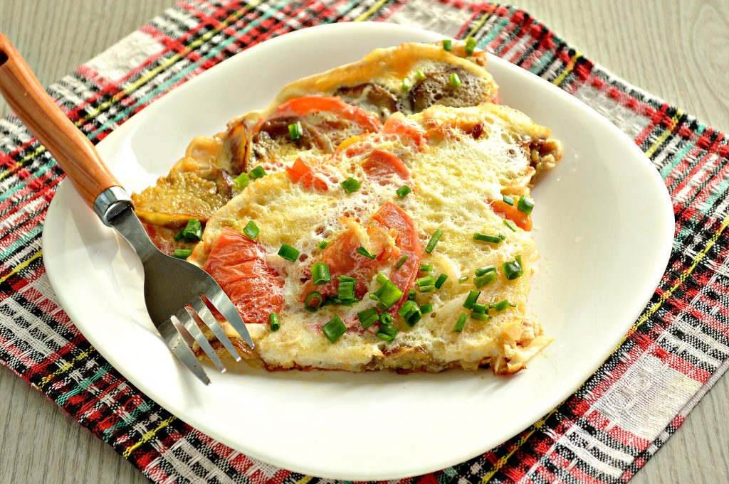 Баклажаны, жаренные с помидорами и яйцами