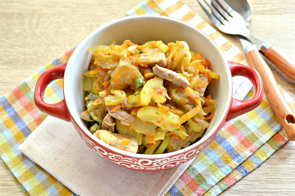 Свинина, тушеная с кабачками, баклажанами, помидорами и перцем (рагу)