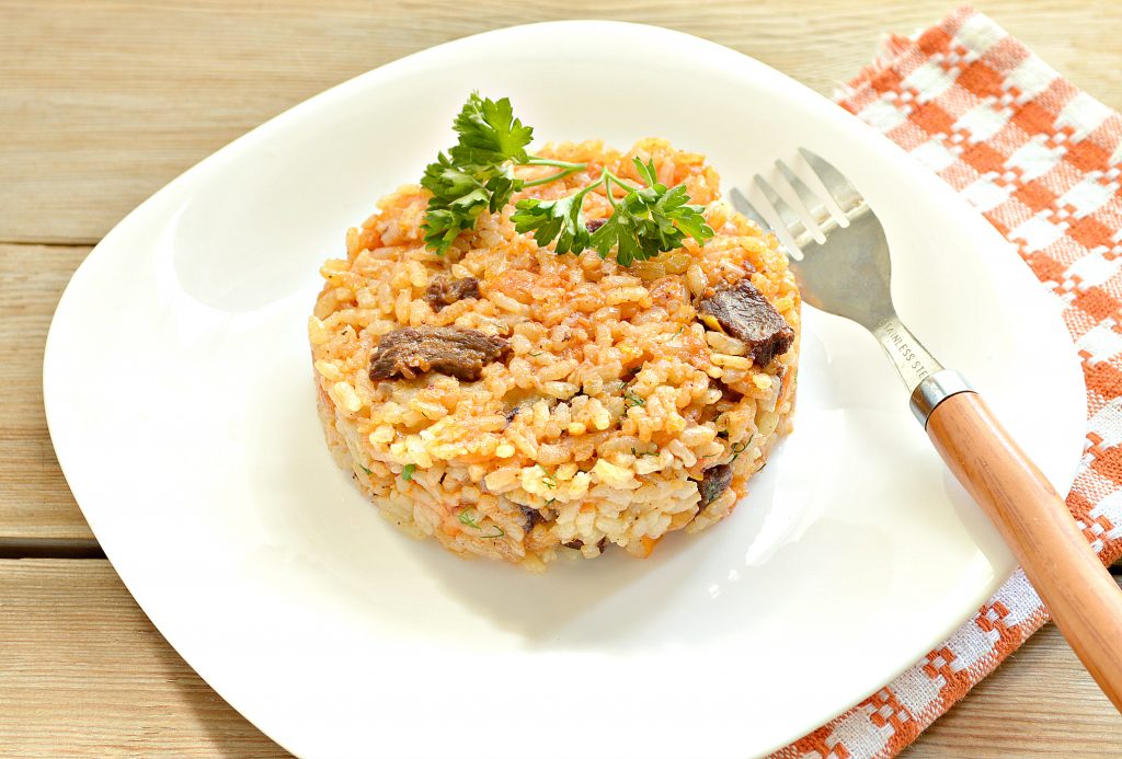 Говядина с рисом на сковороде