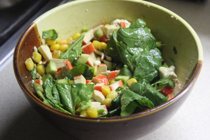Крабовый салат со шпинатом и кукурузой