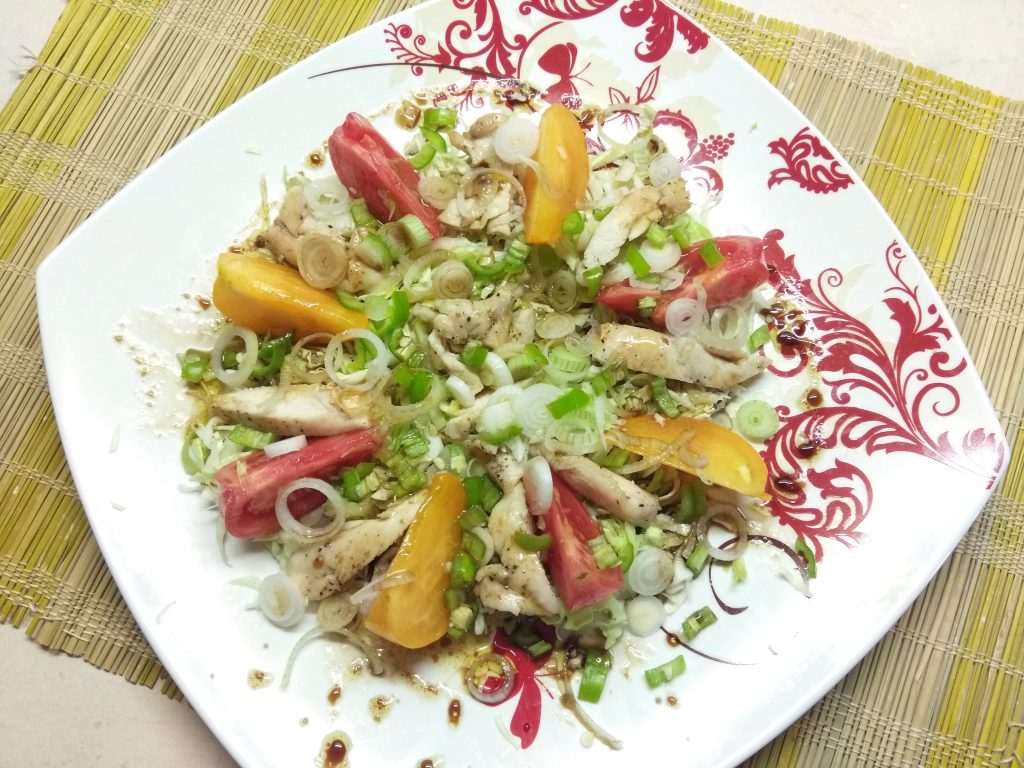 Салат с куриным филе, помидорами и капустой