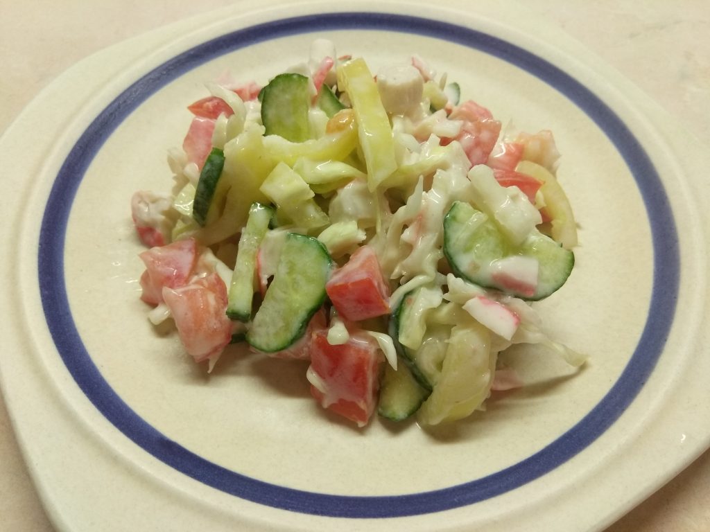 Овощной салат с крабовыми палочками