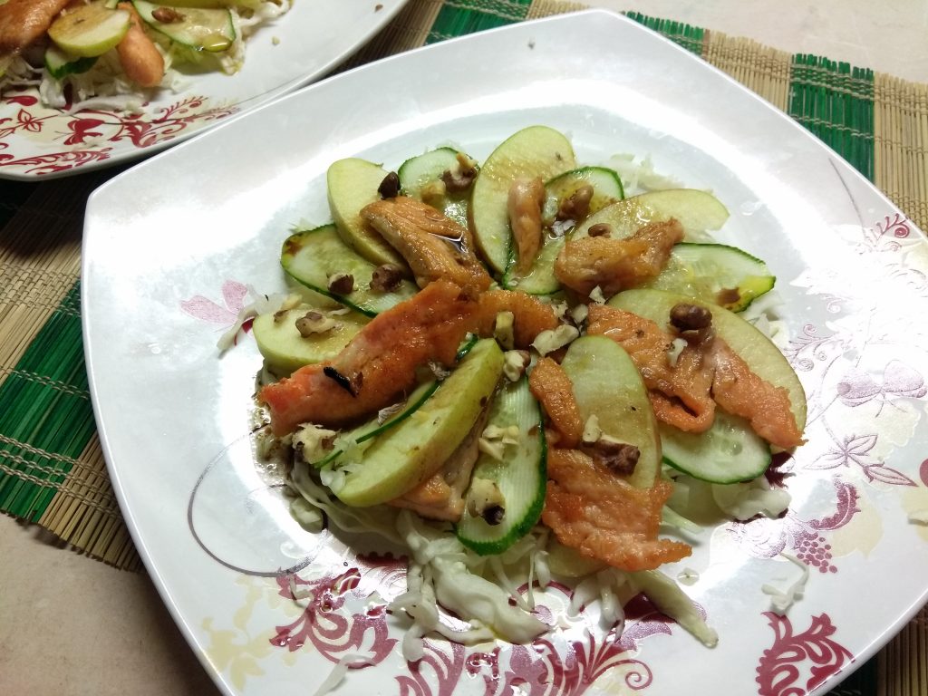 Капустный салат с лососем, огурцами и яблоками