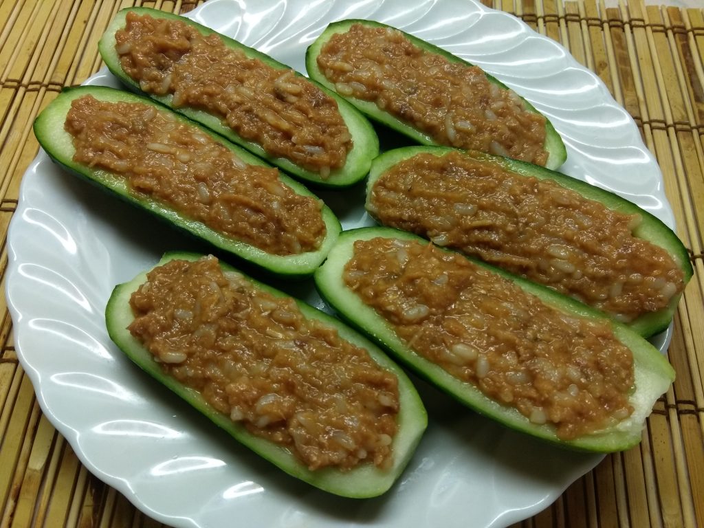 Огурцы, фаршированные рисом и рыбной консервой