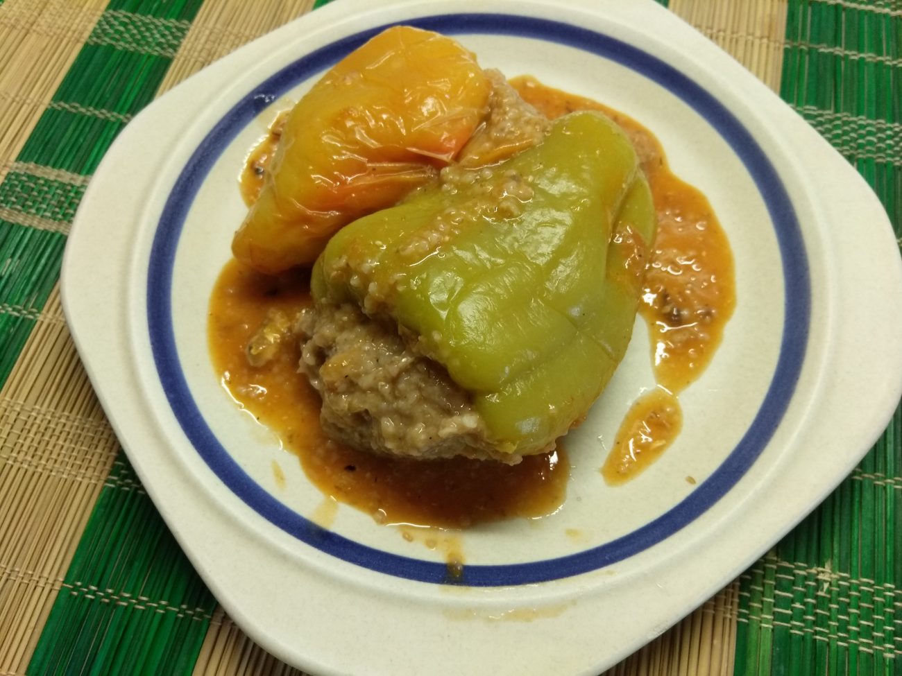 Болгарский перец, фаршированный килькой и пшеничной крупой